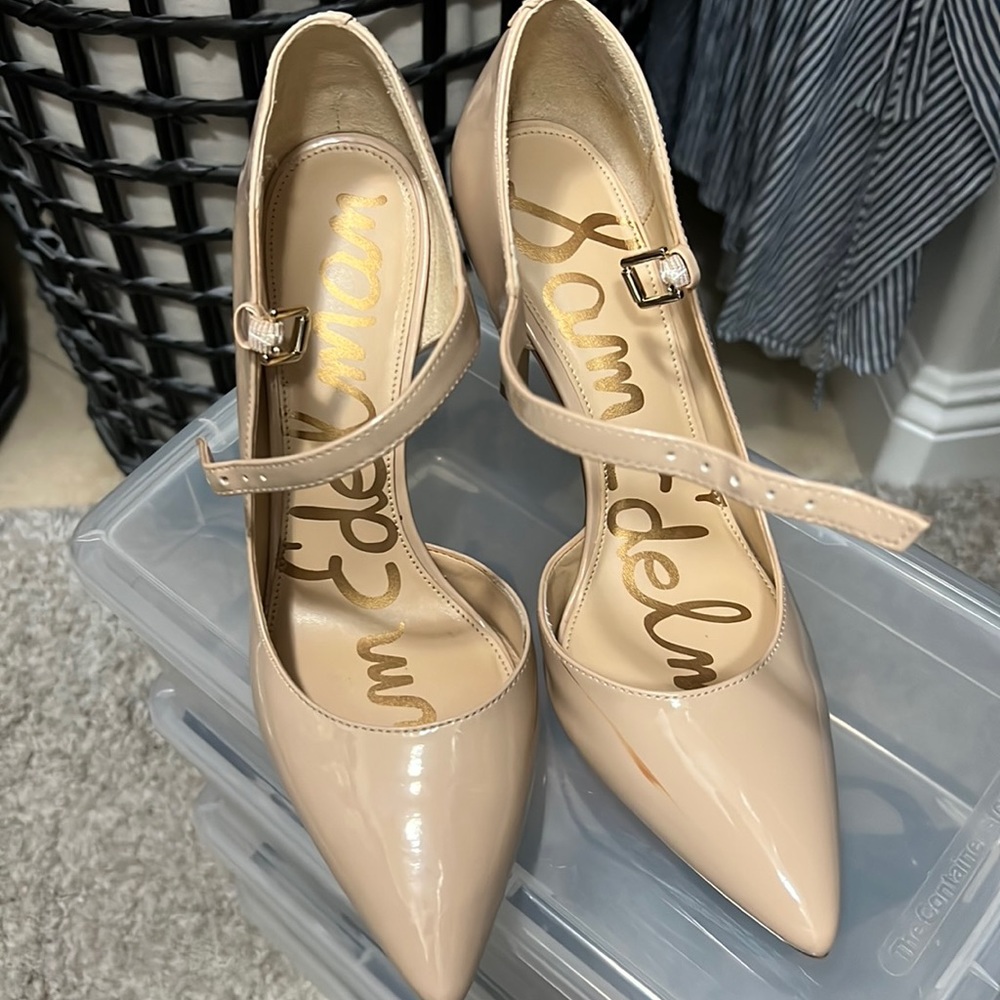 In great used condition Sam Edelman heels.  Size 8, nude color, strap pumps.